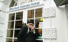 נתן זהבי מחוץ למלון "שרלוק הולמס" בלונדון (צילום: ישי מור)