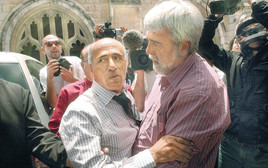 מרדכי ואנונו ופיטר הונאם אחרי השחרור (צילום: פלאש 90)