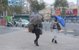 גשם ורוחות בתל אביב (צילום: אבשלום ששוני)