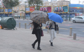 רוחות עזות. סכנת נפילות וחבלות (צילום: אבשלום ששוני)