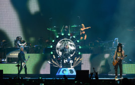 להקת Guns n' Roses בהופעה (צילום: AFP)