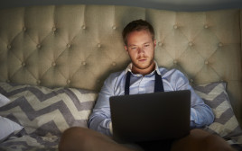 גבר עם מחשב נייד, צילום אילוסטרציה (צילום: istockphoto)