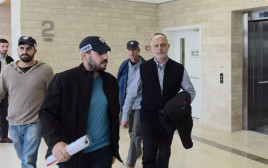 אמנון כהן בדרך להארכת מעצר (צילום: אבשלום ששוני)