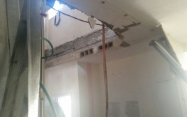 התקרה שקרסה בבני ברק (צילום: דוברות המשטרה)