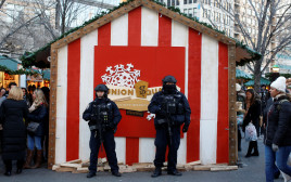שוטרים בשוק חג המולד בברלין (צילום: רויטרס)