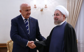 שר הביטחון של לבנון, סמיר מוקבל (משמאל) עם נשיא איראן חסן רוחאני (צילום: AFP)