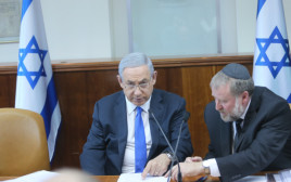ראש הממשלה בנימין נתניהו והיועץ המשפטי לממשלה אביחי מנדלבליט (צילום: פלאש 90)