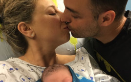 התינוקת הראשונה של 2017, להורים הילה וליאור סול (צילום: דוברות בית חולים איכילוב)