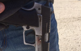 תושב חורה חטף נשק ממאבטח בב"ש ונעצר (צילום: דוברות המשטרה)
