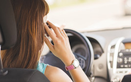 צעירה מדברת בטלפון תוך כדי נהיגה (צילום: אינג אימג')