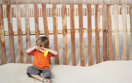 ילד עצוב, משחק בחול (צילום: אינג אימג')