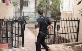 שוטר בתל אביב, למצולם אין קשר לכתבה (צילום: תומר נויברג, פלאש 90)