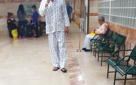 מטופל מעשן במסדרונות בית החולים וולפסון (צילום: ללא)