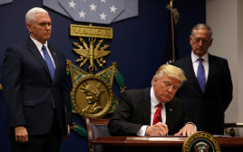 דונלד טראמפ חותם על צו הגבלת ההגירה (צילום: רויטרס)