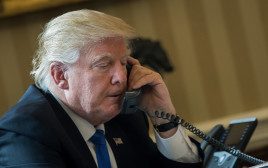 דונלד טראמפ משוחח בטלפון עם הנשיא פוטין (צילום: Getty images)