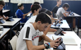 תלמידים לומדים באופן מקוון, למידה דיגיטלית (צילום: נאור רהב)
