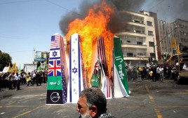 שריפת דגל ישראל בהפגנה בטהראן (צילום: רויטרס)