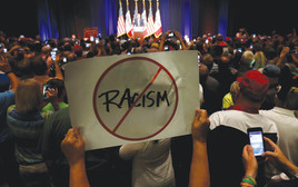 מחאה נגד טראמפ במהלך הקמפיין לנשיאות (צילום: רויטרס)