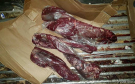 הבשר המקולקל שנתפס בעטרות (צילום: דוברות המשטרה)