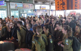 עומס בתחנת רכבת השלום  (צילום: אבשלום ששוני)