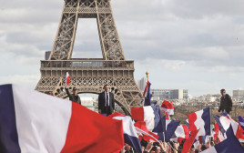 עצרת תמיכה המונית למען פרנסואה פיון (במרכז) (צילום: AFP)