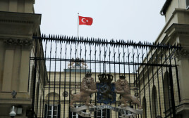 דגל טורקיה מונף מעל שגרירות הולנד באיסטנבול (צילום: רויטרס)