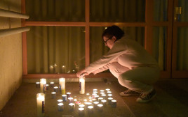 נרות נשמה מחוץ לקופת חולים לזכר האחות שנרצחה (צילום: אבשלום ששוני)