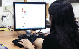 אישה מול מחשב, צילום אילוסטרציה (צילום: נאור רהב)