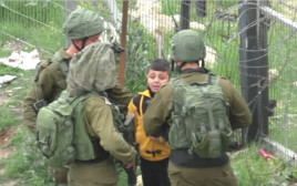 חיילים לוקחים ילד פלסטיני לחיפוש אחר מיידי אבנים, חברון (צילום: מתוך סרטון "בצלם")