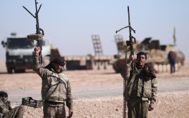 לוחמים סורים סביב העיר א-רקה (צילום: רויטרס)