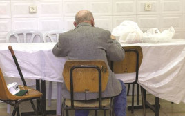 נזקק בבית תמחוי, אילוסטרציה (צילום: פלאש 90)