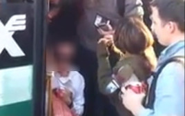 נהג האוטובוס מסרב להעלות ילד עם תסמונת דאון (צילום: צילום מסך)