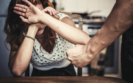 אישה מוכה, אילוסטרציה (צילום: אינג אימג')