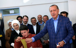 ארדואן מצביע במשאל העם בטורקיה (צילום: רויטרס)