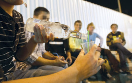 בני נוער שותים אלכוהול, צילום אילוסטרציה (צילום: פלאש 90)