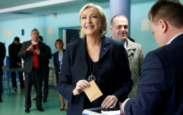 מארין לה פן מצביעה בקלפי בבחירות בצרפת (צילום: רויטרס)