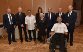 השר בנט עם הזוכים בפרס ישראל (צילום: שלומי אמסלם, יח"צ)