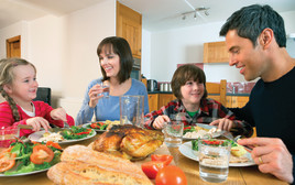 ארוחת ערב משפחתית (צילום: אינג אימג')