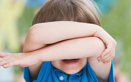 ילד מכסה את הפנים, צילום אילוסטרציה (צילום: אינג אימג')