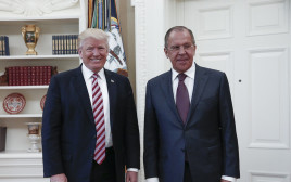 דונלד טראמפ עם סרגיי לברוב  (צילום: AFP)