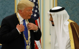 הנשיא טראמפ זוכה לעיטור הוקרה ממלך סעודיה סלמן (צילום: רויטרס)