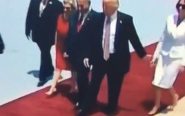 מלניה טראמפ מסרבת לתת יד לבעלה  (צילום: צילום מסך)