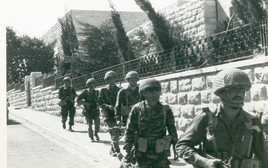 חיילים בדרך לגבעת התחמושת (צילום: עיתון במחנה)