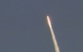 הטיל המיירט עושה דרכו לטיל המטרה בניסוי של צבא ארצות הברית (צילום: צילום מסך)