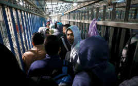 פלסטינים במחסום (צילום: רויטרס)