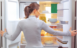 אישה מסתכלת במקרר, אילוסטרציה (צילום: אינג אימג')