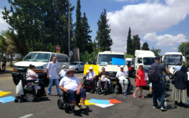 הפגנת הנכים בכניסה לנתב"ג  (צילום: דוברות המשטרה)