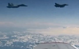 מטוס סוחוי מגרש מטוס F-16 בים הבלטי (צילום: צילום מסך)
