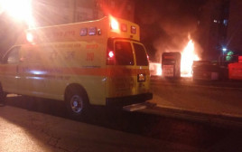 רכב עולה באש באשקלון (צילום: מד"א)