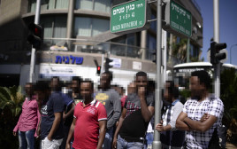 עובדים זרים בדרום תל אביב (צילום: תומר נויברג, פלאש 90)